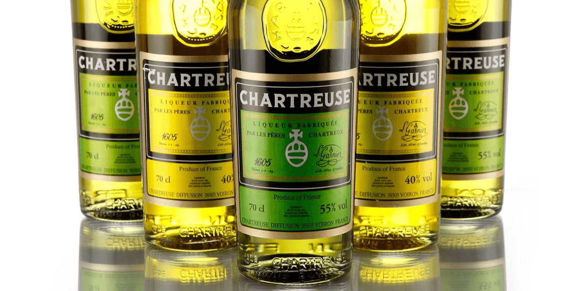 CHARTREUSE green color